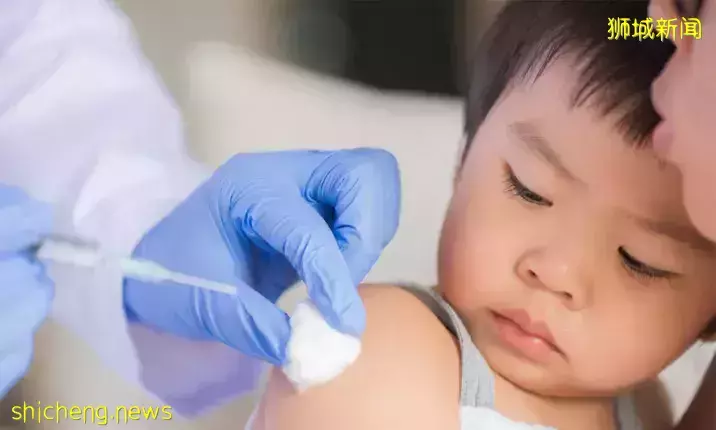 他,感染新冠后,被抽出一升黑色积液!新加坡医院开始增加床位