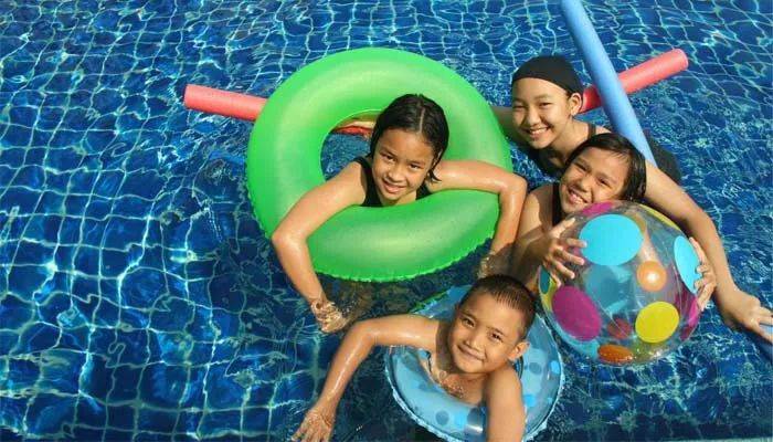 擠！爆！了！2020在家待了一整年，年底了，全新加坡的人都上街排隊