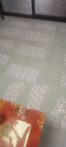 8人平分1900萬新幣！新加坡全民瘋狂買彩票、鋪滿整個房間！他連中頭獎+二獎