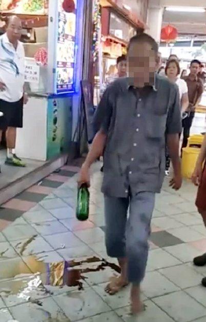 火爆叔非礼咖啡店女助手 食客阻止反被酒瓶砸破头