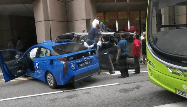 惊险!轿车被德士撞出5米后侧翻