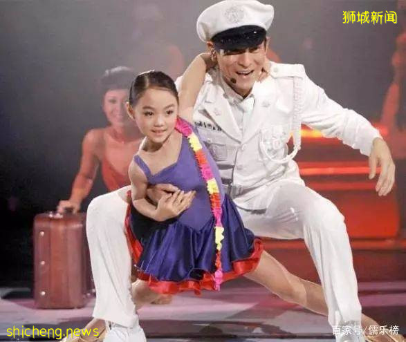 李连杰小女儿毕业照刷屏!太美了!因孩子教育选择移民新加坡,优秀