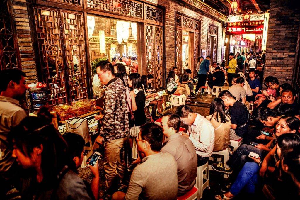 JJ林俊杰都来打卡的超劲爆火锅店现在免费送美国肥牛啦!锅底醇厚浓香,食材新鲜美味,一秒带你去火锅之城