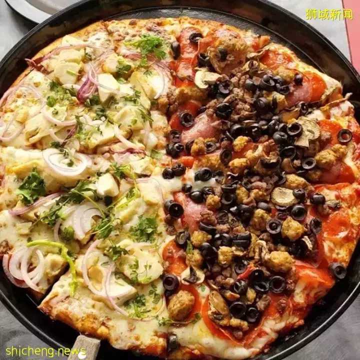 Shakey's Pizza来到乌节路啦🎉主打薄皮披萨，口感酥脆，还有特色炸马铃薯饼🤤 