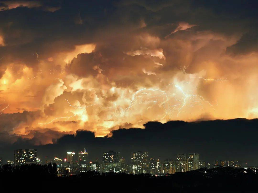 前晚,新加坡电闪雷鸣!美丽也很危险