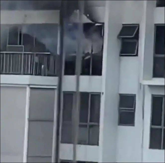 新加坡榜鵝公寓燃起熊熊烈火！窗戶融化，一片焦黑