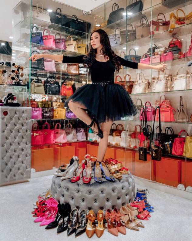 新加坡名媛拥有全球最多爱马仕,传其衣帽间需指纹及虹膜识别才能打开