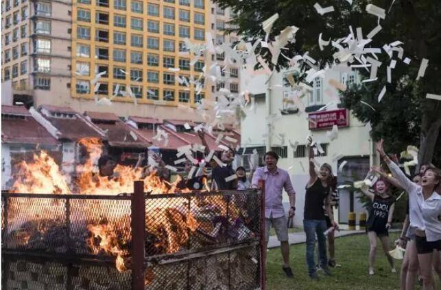 木柜神坛起火致80人疏散,新加坡农历七月“玩火”季别光顾著祭奠“好兄弟”