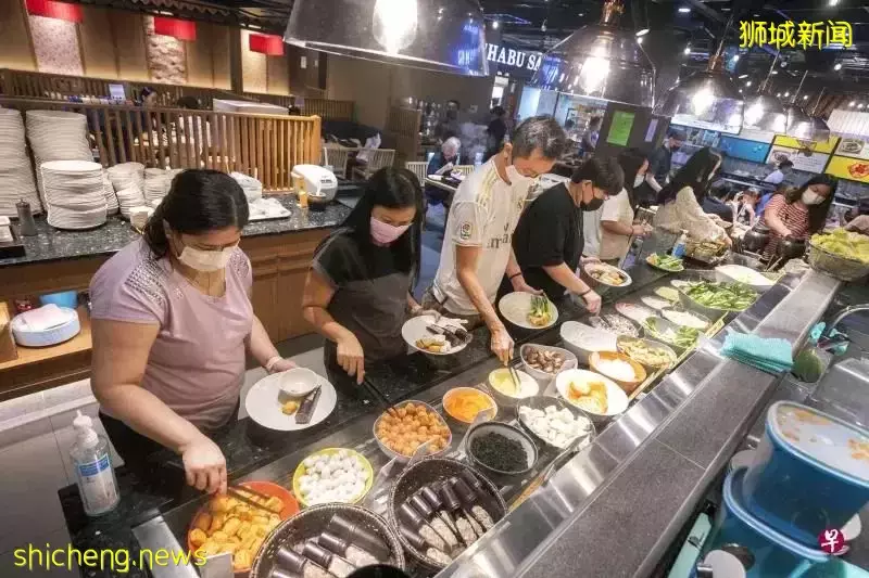 除了扫货、越堤、豪吃,松绑后首个长周末,新加坡人在做啥