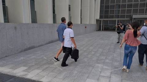 在新加坡不戴口罩的英国人,终于被判坐牢+遣返!女粉丝大闹法庭