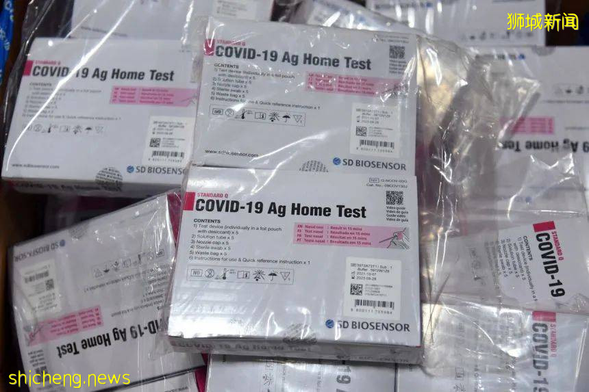 李显龙总理：每户家庭将收到十个抗原快速检测仪，感谢邮差加班派送