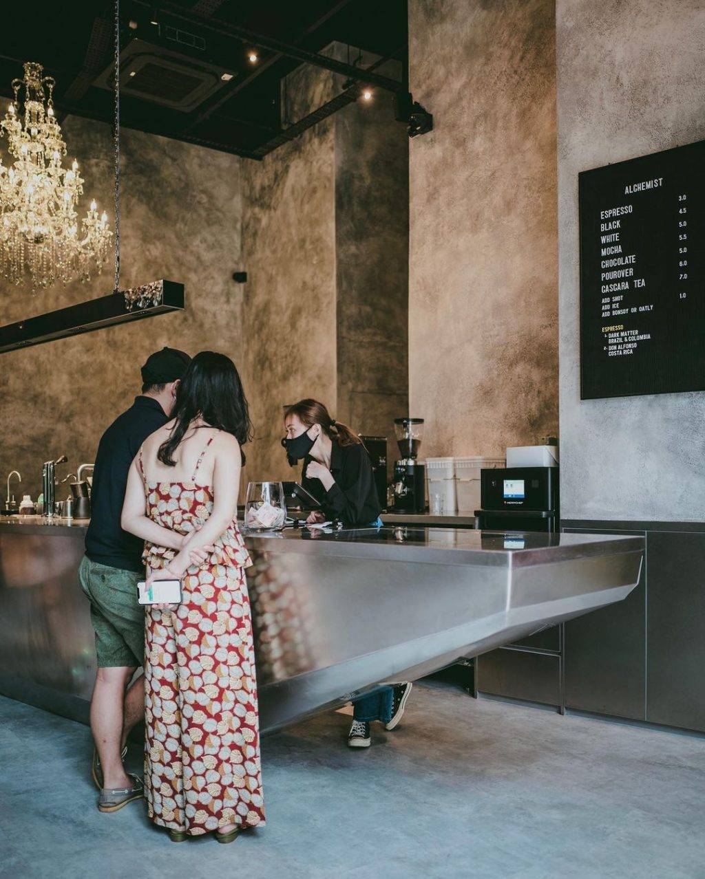 神秘魔幻黑暗大樓🏛內藏Alchemist咖啡館☕低調奢華風格、手作咖啡面包,承包你的早午餐🖤