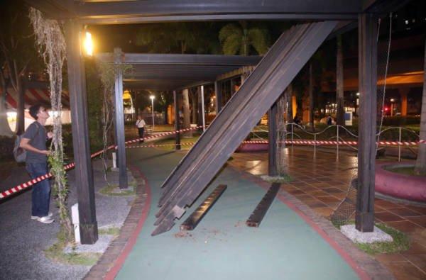 公园步道支架突坍塌 男子吓到“弹”开