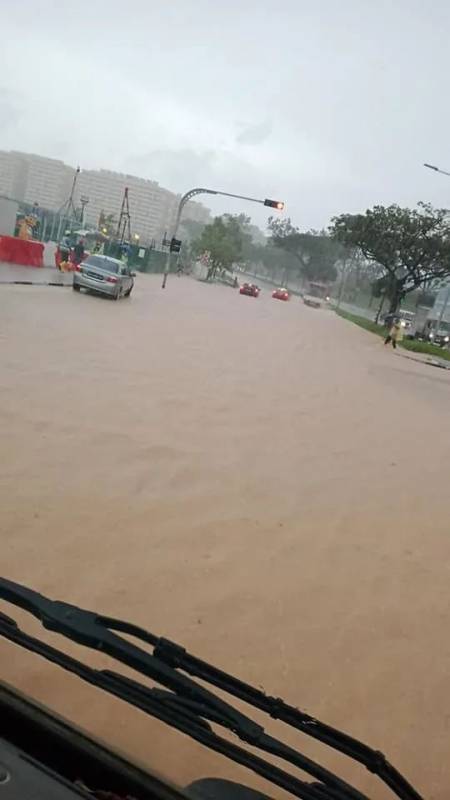 猶如世界末日!實拍新加坡被海嘯雲“吞沒”!暴雨、發大水、樹倒