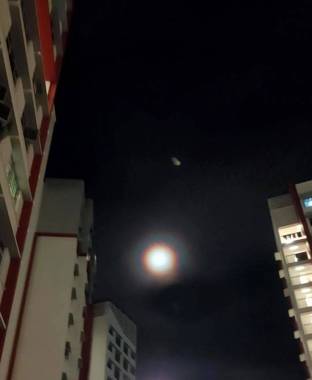 太美！新加坡惊现奇异彩虹月！全岛人抢拍