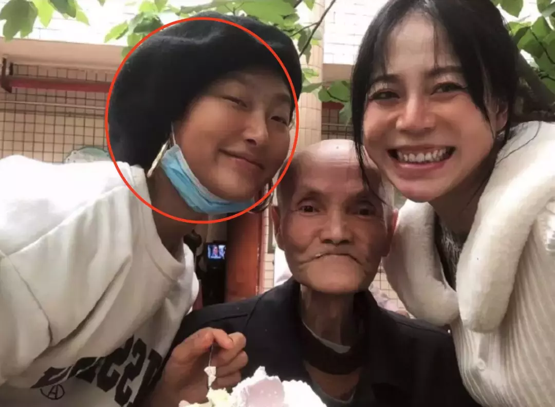 因为眯眯眼,她拍的这些照片被指辱华!外国女生做了这个姿势后,新加坡人也怒了