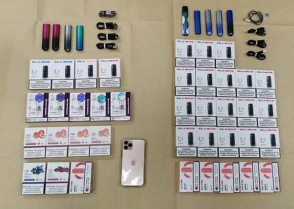 不甘新iPhone被抢 男子捉车窗 被拖100米