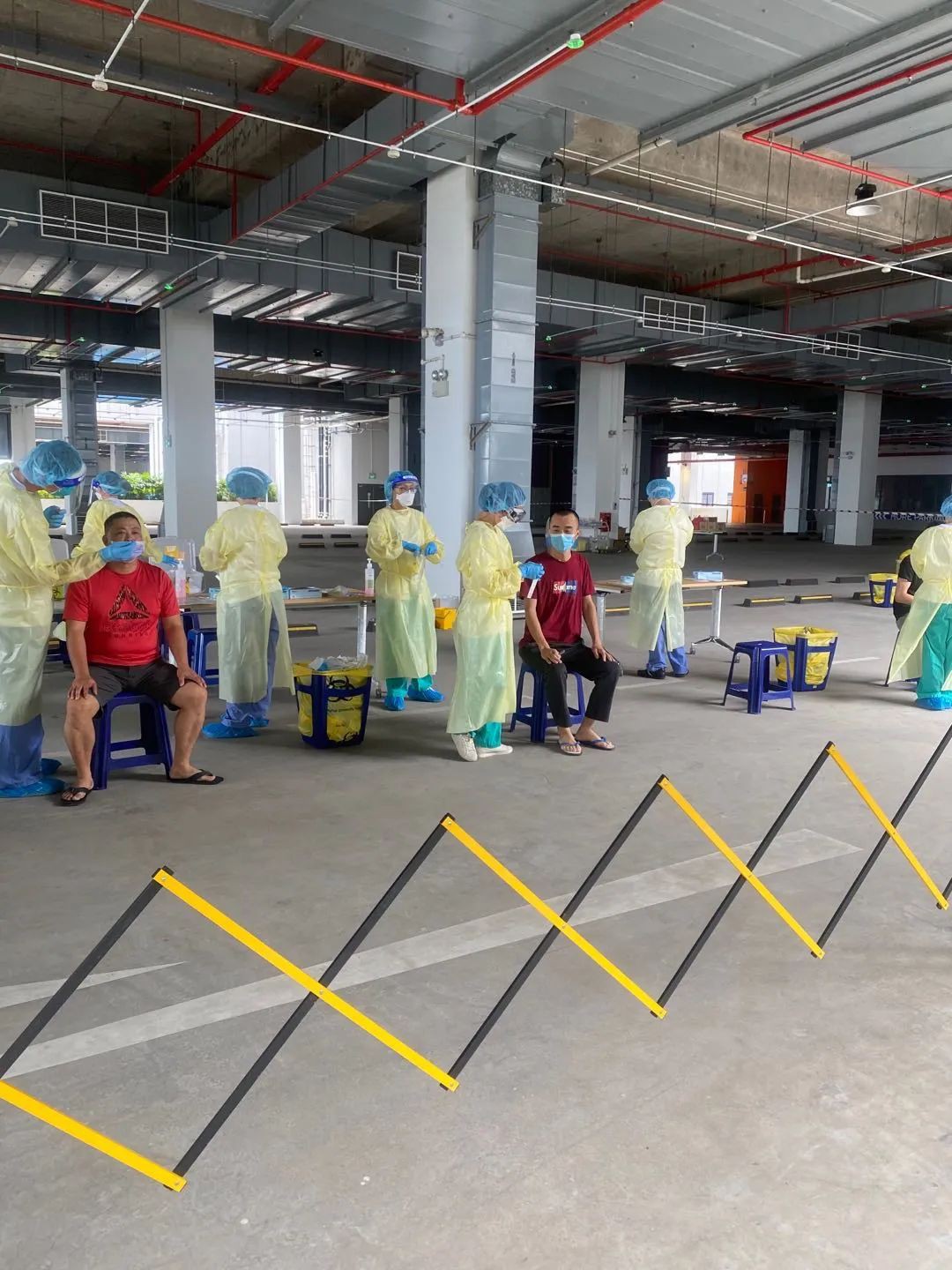 新加坡客工宿舍的中国人：一个房间12人住，超过1.8万客工群聚感染