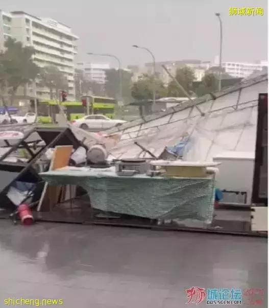 新加坡狂风大作，夜市大棚直接被掀翻倒塌