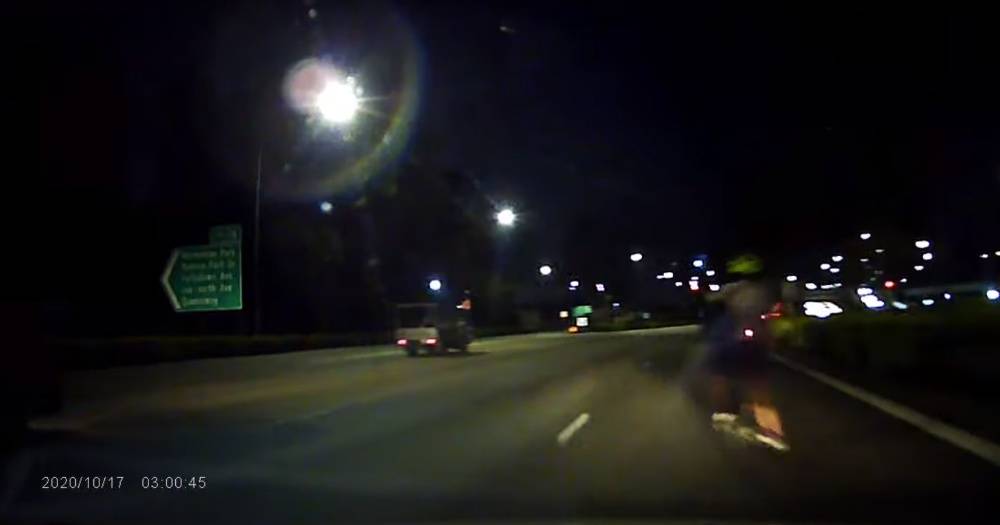 有人潇洒的在高速路上骑自行车,难道是google导航他们走的?