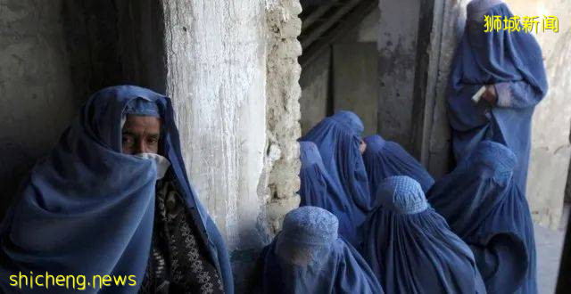 李光耀又“神預言”了美國和阿富汗？一夜變天！難民扒飛機高空跌落，自拍視頻曝光