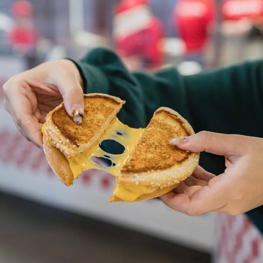 美国汉堡连锁店Five Guys新加坡第二家分店开业