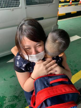 久别重逢!9孩童与父母团圆 关卡哭成一团