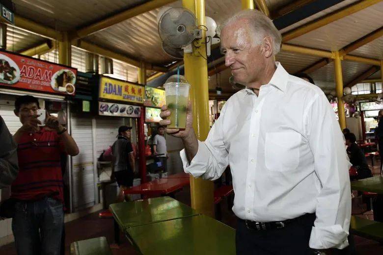 李顯龍發文祝賀拜登！拜登曾在新加坡街頭閑逛，買了一杯甘蔗汁