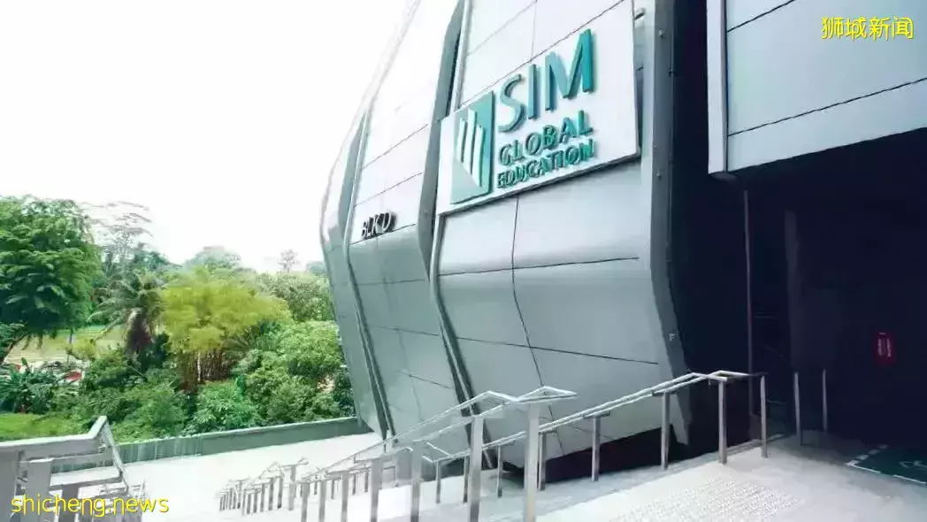 在新加坡上學，拿歐美名牌大學文憑