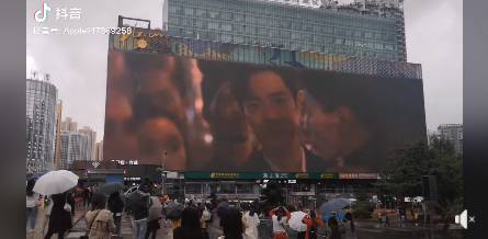 粉丝包下新加坡乌节路威士马广场LED大屏幕,为肖战献上生日祝福