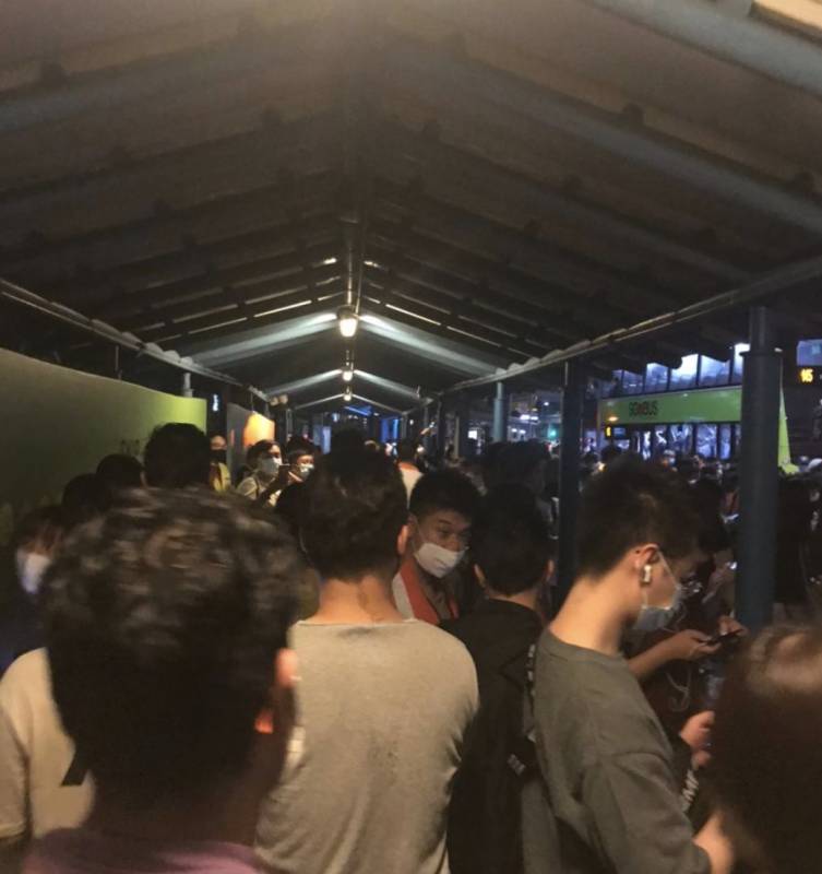 實拍!新加坡地鐵線大崩潰!人擠人,黑暗中被鎖車廂三小時
