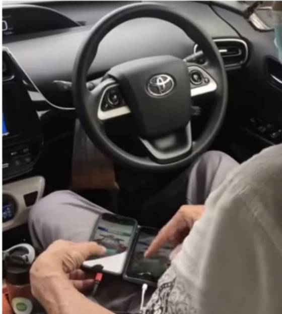 新加坡德士開車“炫技”引網友狂怼，無手駕駛、盤腿捉“精靈”作死