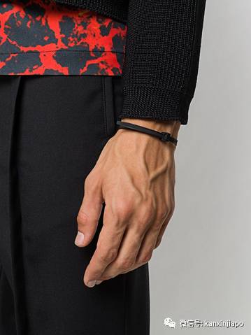 它，袷衣服卖五毛钱，但夹耳朵要买7xx新币