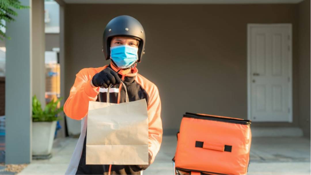 涉嫌欺骗送餐员与送货员，新加坡一对情侣双双被捕