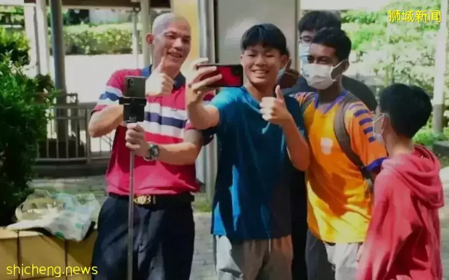 新加坡网红大叔大火“标签”找到了,这次直接火到消防队