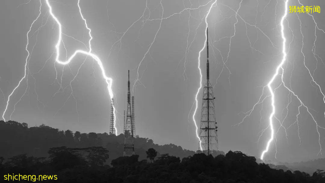 实拍新加坡奇异天象!黑云压境,闪电从天劈下