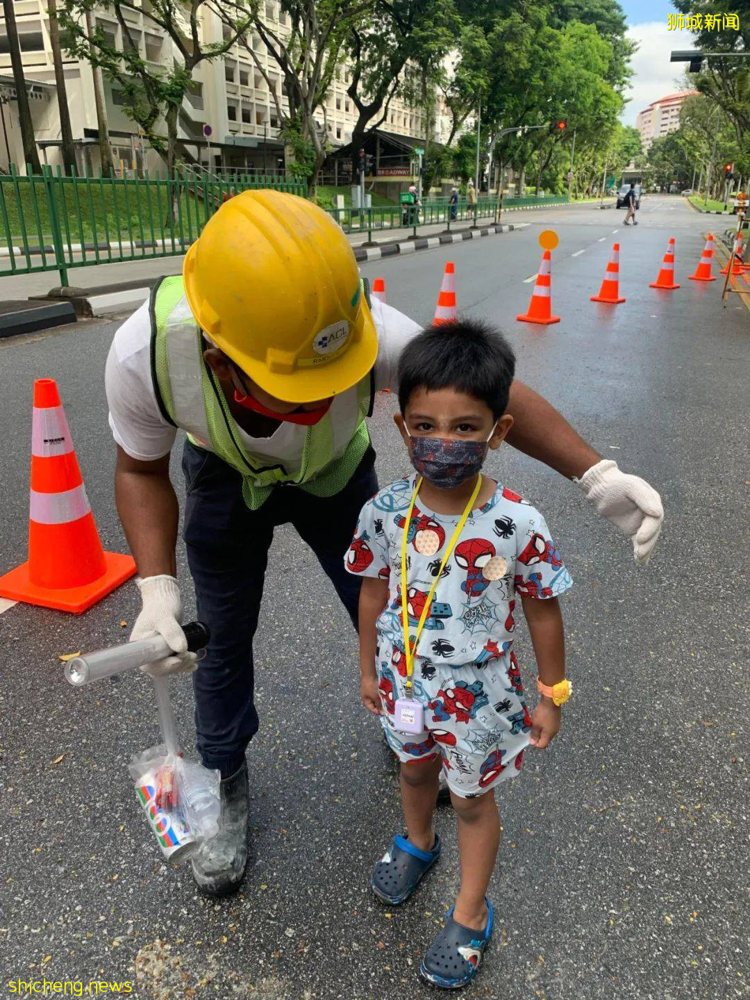 感動！新加坡4歲男孩用零花錢，送100份愛心包給客工