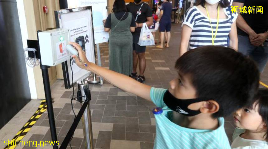 新加坡 教育部宣布多項防疫措施 學生在校須用攜手防疫器