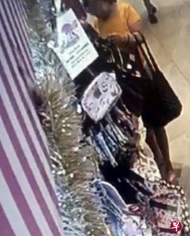 趁店员去厕所 阿嫂淡定偷走包包