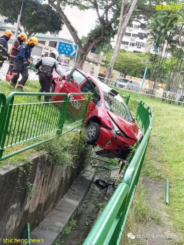 新加坡又發生一起車禍:德士撞入欄杆,差點掉入溝渠!