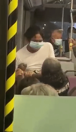 新加坡巴士“雙雄互毆”，揍人者賊像“洪金寶”