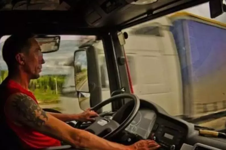 油门当刹车!新加坡64岁货车司机开车撞进百人用餐门店