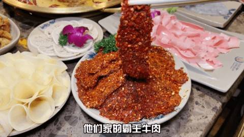 JJ林俊杰都来打卡的超劲爆火锅店现在免费送美国肥牛啦!锅底醇厚浓香,食材新鲜美味,一秒带你去火锅之城