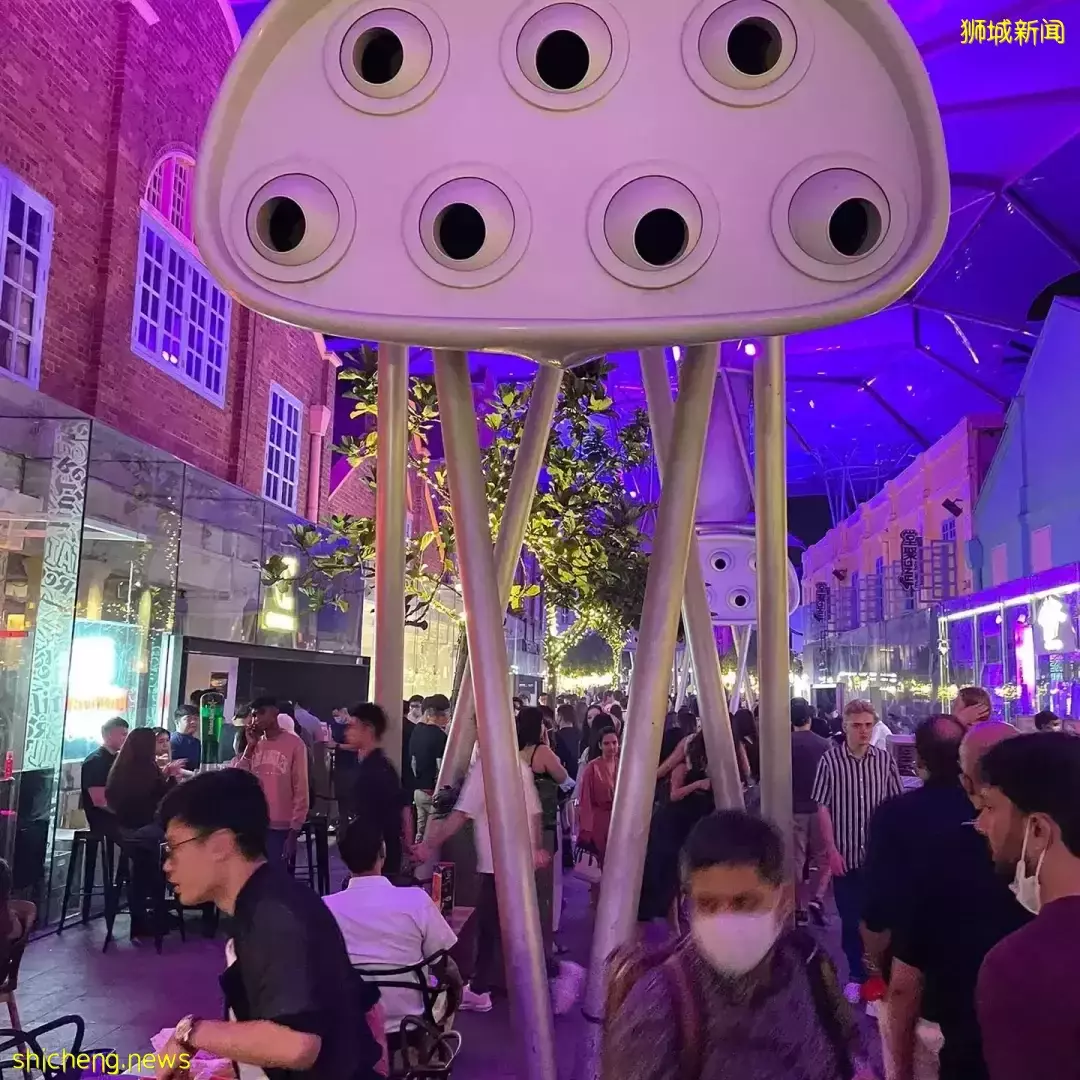 首个解封周末!新加坡全岛到处是人,机场、酒吧、商场,连新山也挤满!或进一步解封