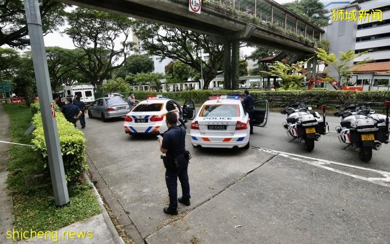 轿车遭前后拦截 倒退撞一交警逃 司机被捕