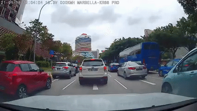 广告布被吹落，海水涌上岸！新加坡强风失速狂刮中