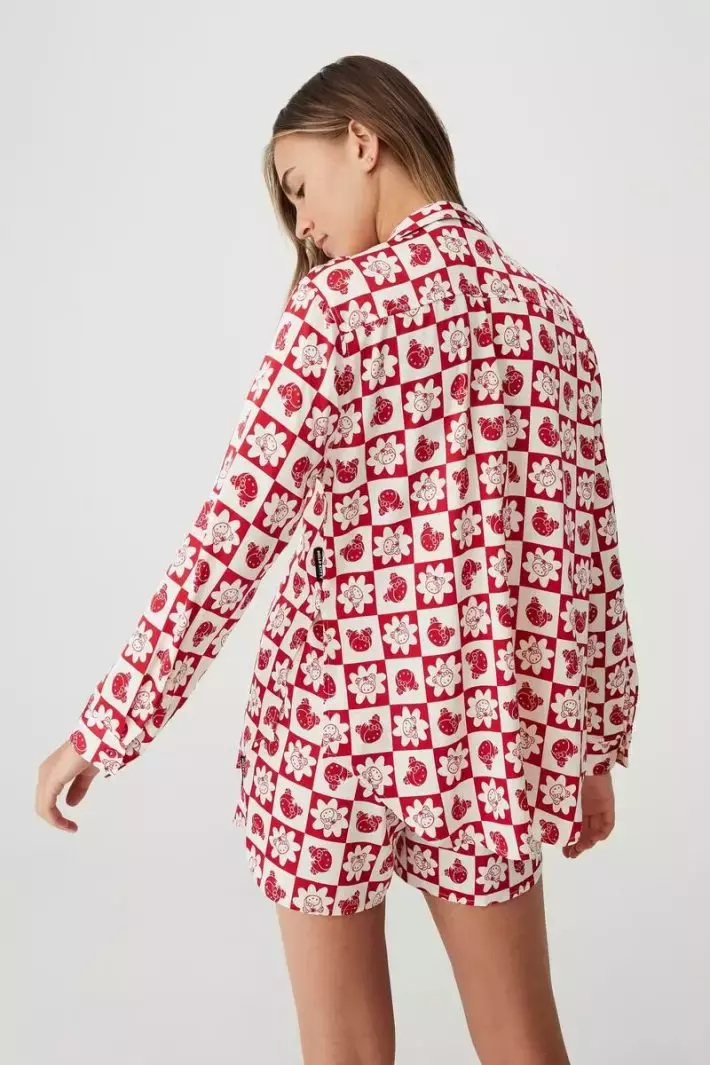 平价服饰Cotton On推出Hello Kitty合作系列,包括衣服、鞋子甚至还有穿戴甲片