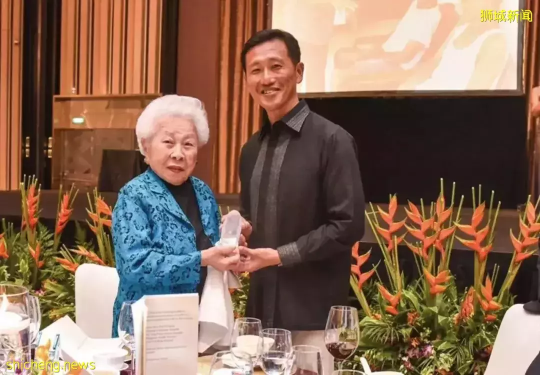 新加坡衛生部長“被迫代言”老花眼藥、脊椎病藥……無奈發聲