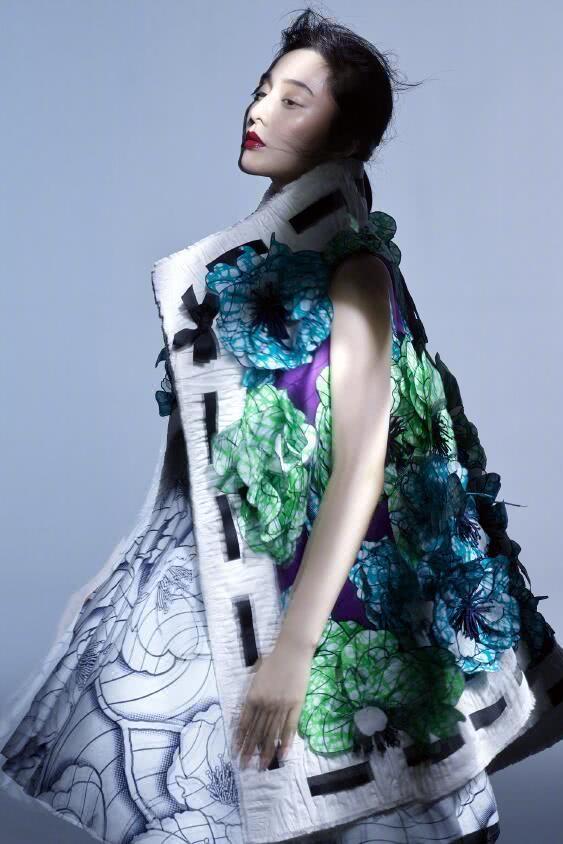 范冰冰为复出也是拼了!罕见大尺度登新加坡杂志,好身材太劲爆