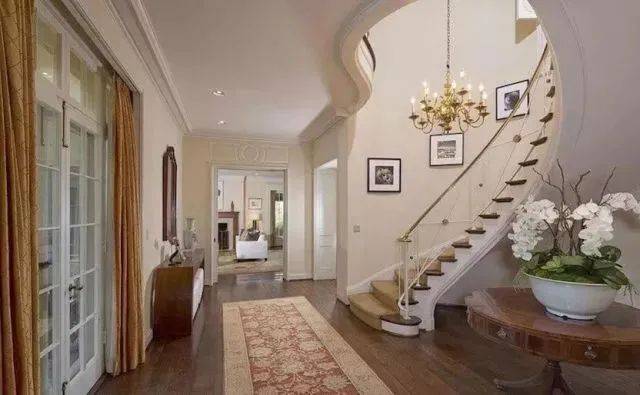 周杰伦被指在家弹琴扰民?霸气回应:“不好意思,我没有邻居”